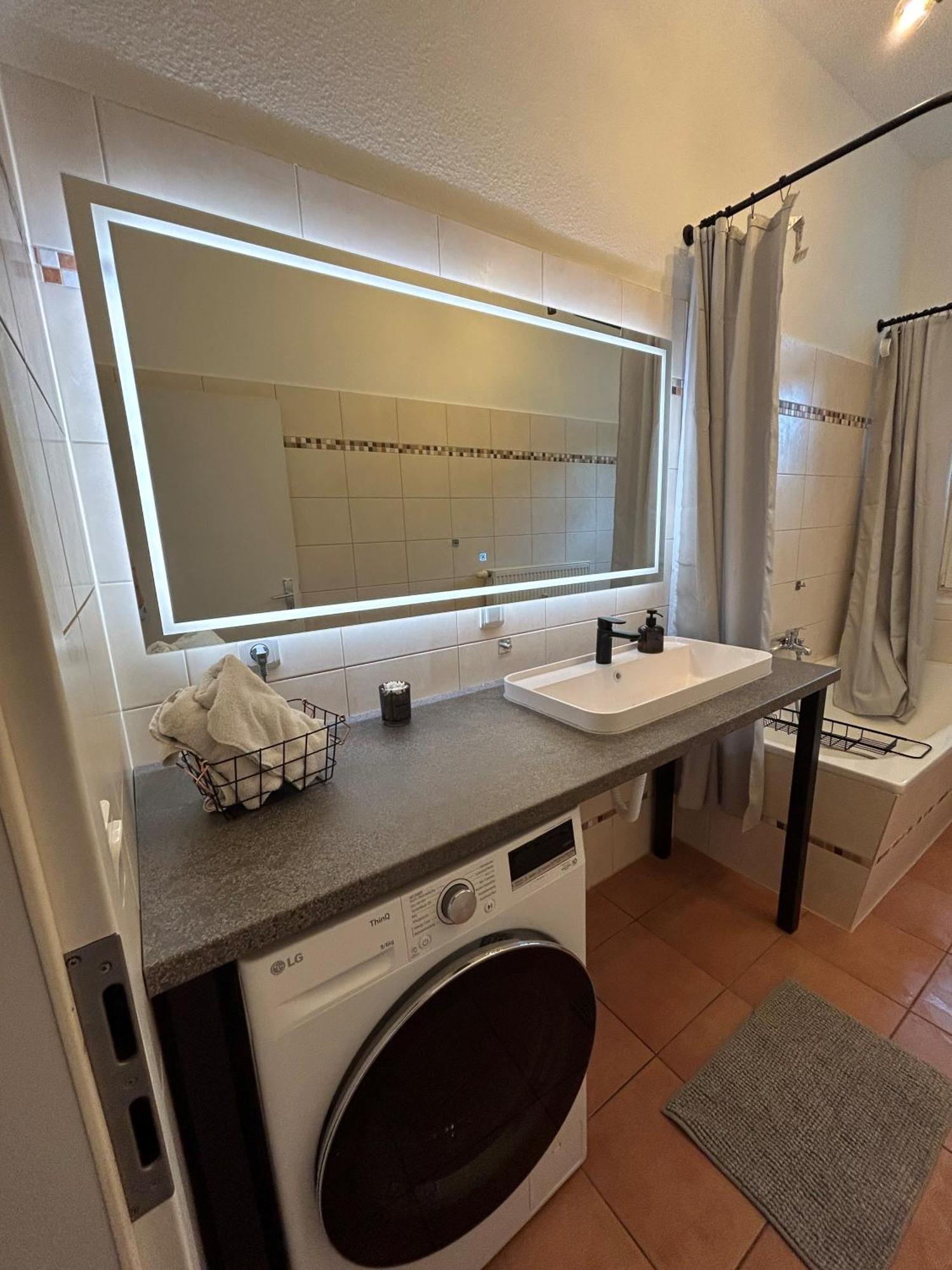 Mintara Komfort Apartment Mit Grill -Terrasse, Sky Und Parkplatz Magdeburg Eksteriør bilde